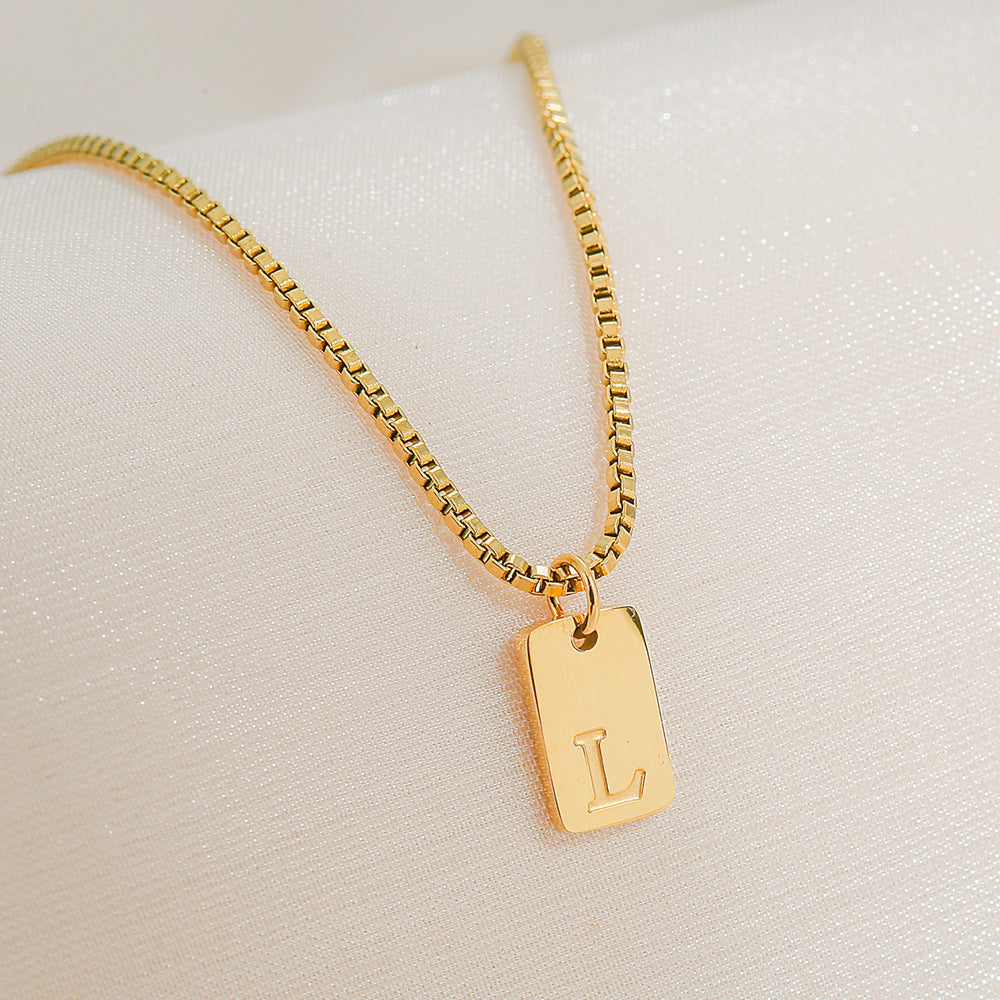 Collar con colgante de letra geométrica minimalista de acero inoxidable con baño de oro de 18 quilates para mujer