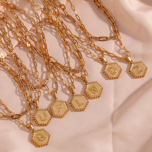 Collana con ciondolo lettera alla moda minimalista con catena in acciaio inossidabile e charm in acciaio al titanio