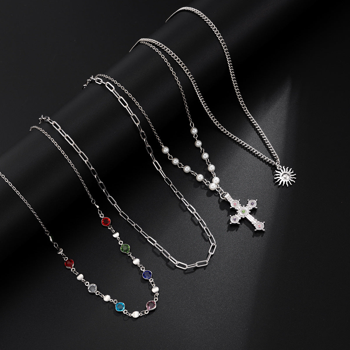 Collana a Y da donna con pendente a croce vintage in stile francese con perle di strass colorate, finitura placcata in lega di zinco, design geometrico