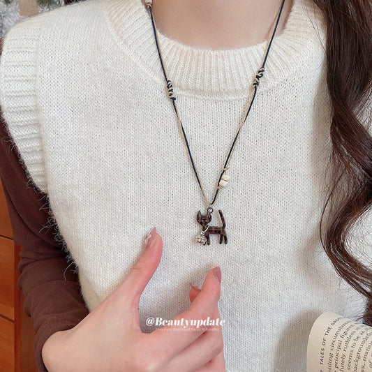 Collana con Ciondolo in Resina a Forma di Gatto Leggero Lusso con Dettaglio Intrecciato a Mano per Donna, Catena Casual Minimalista per Maglione