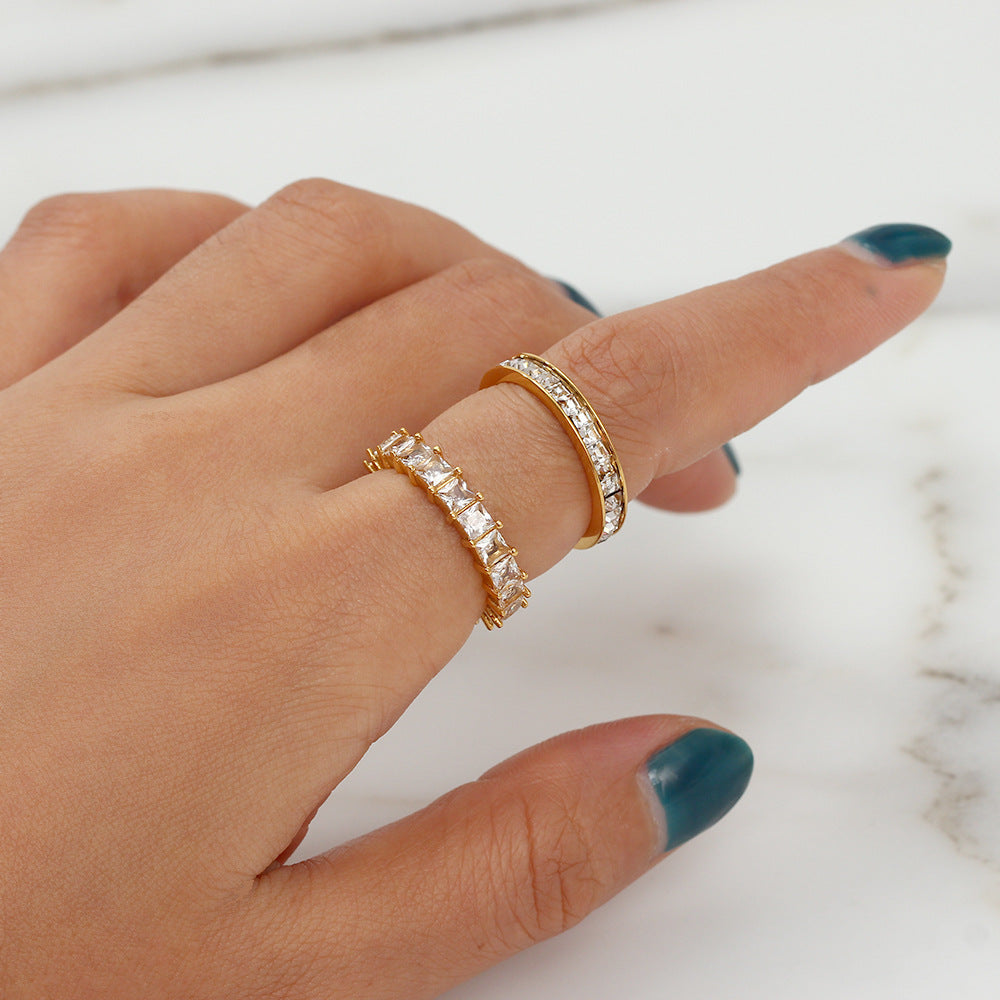 Anillo de circonia de acero inoxidable chapado en oro de 18 quilates con incrustaciones de circonita completa y diseño engastado en los bordes para mujer, estilo geométrico a la moda