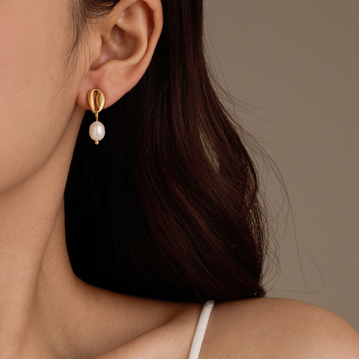 Pendientes colgantes estilo vintage con forma de pinza de cangrejo con incrustaciones de perlas de agua dulce y acero inoxidable chapado en oro de 18 quilates