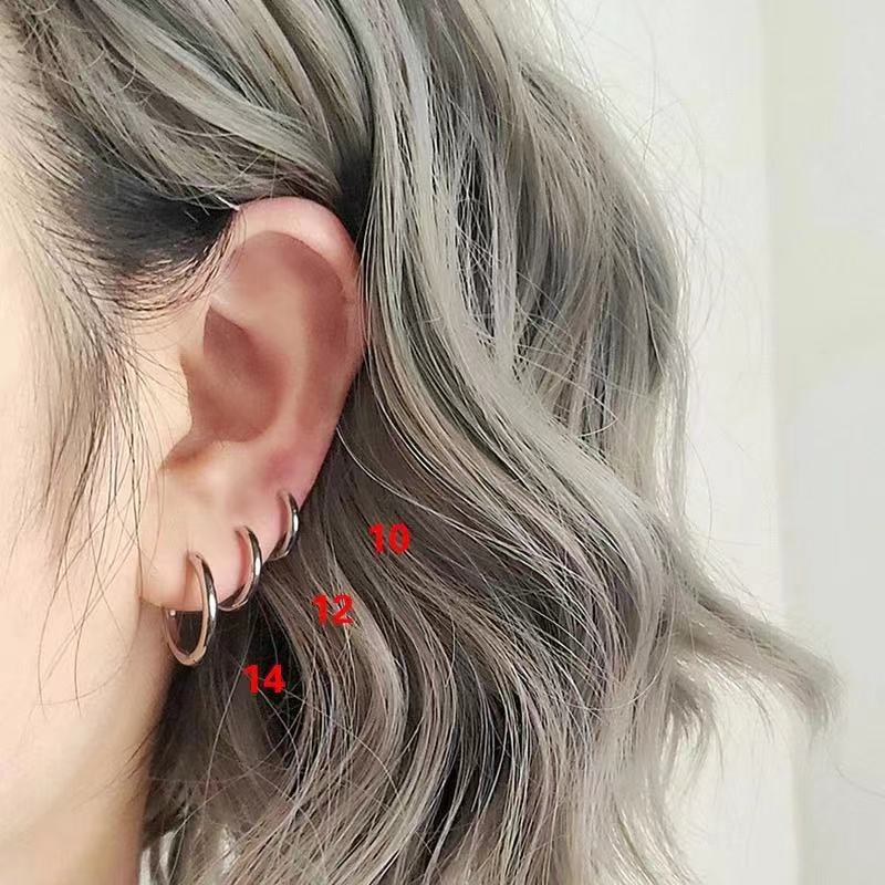 Orecchino a clip minimalista geometrico in acciaio al titanio per donna con finitura placcata