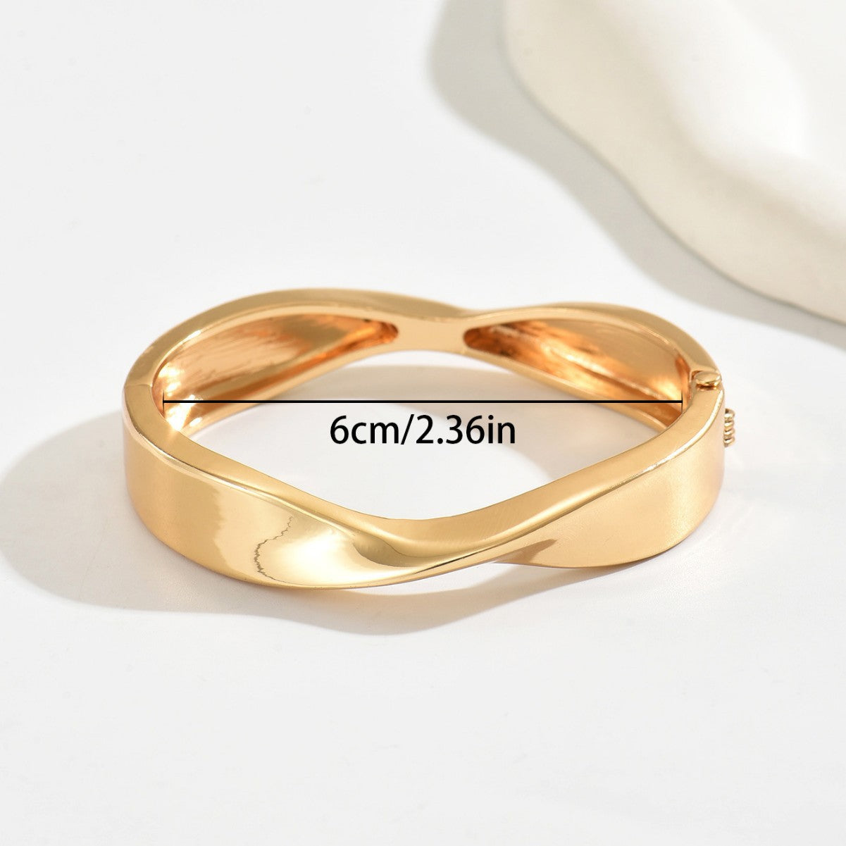Pulsera geométrica minimalista de aleación pulida para mujer con acabado de superficie liso y estilo versátil