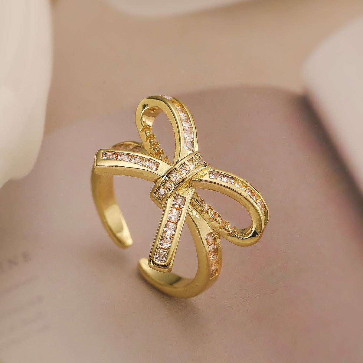 Anello da donna minimalista a forma di fiocco in rame placcato oro 18 carati con intarsi in zirconia cubica
