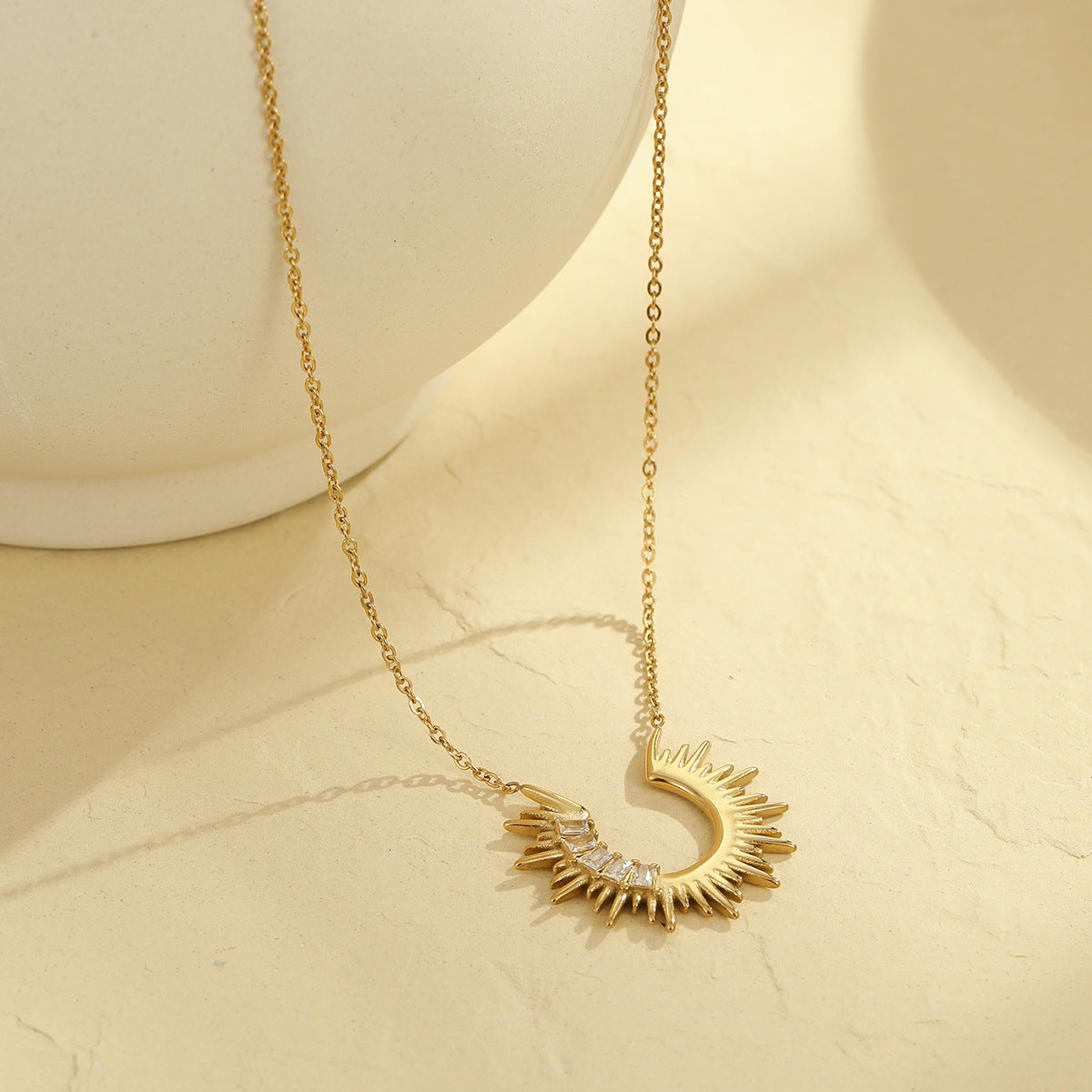 Collana con ciondolo a girasole geometrico alla moda in acciaio inossidabile con placcatura in oro 18 carati e zirconia bianca rettangolare da donna