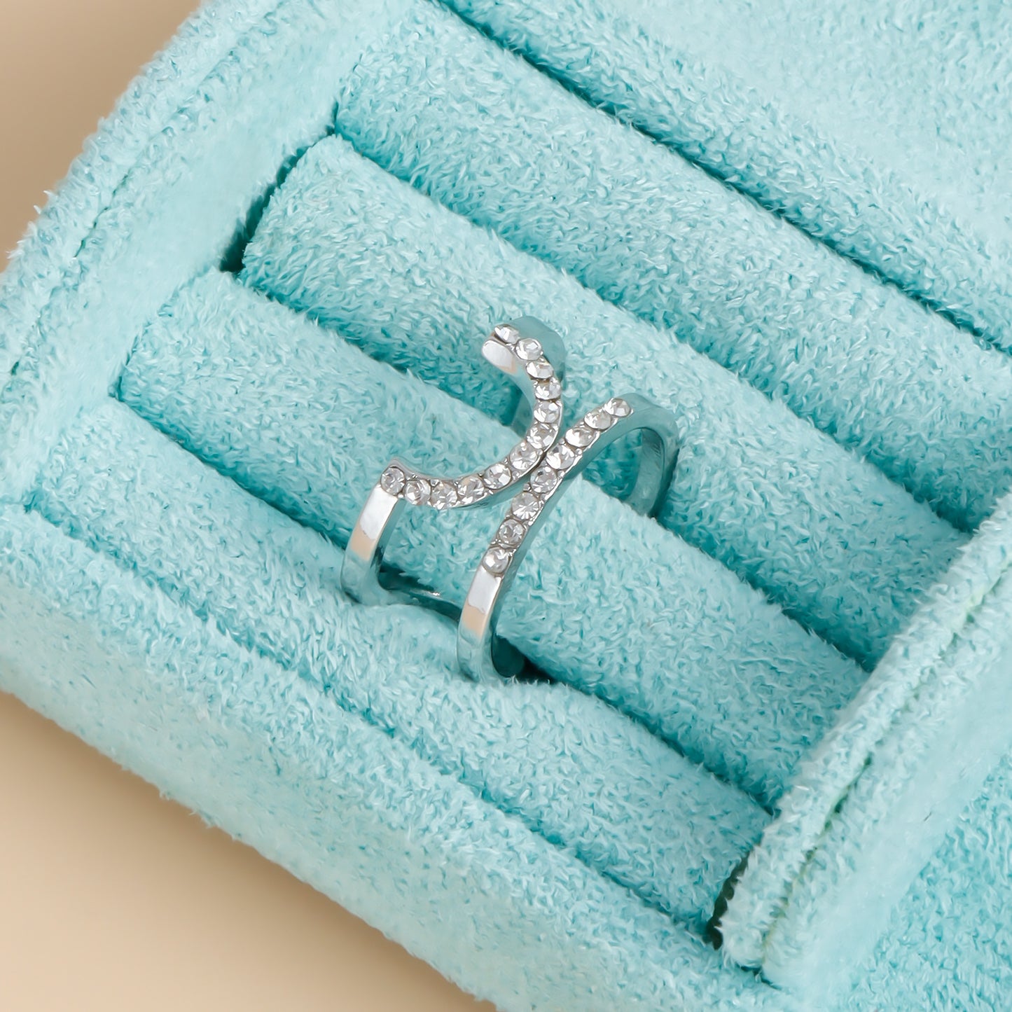 Anillo abierto de lujo geométrico con diamantes de imitación para mujer con acabado de metal chapado y diseño en forma de U
