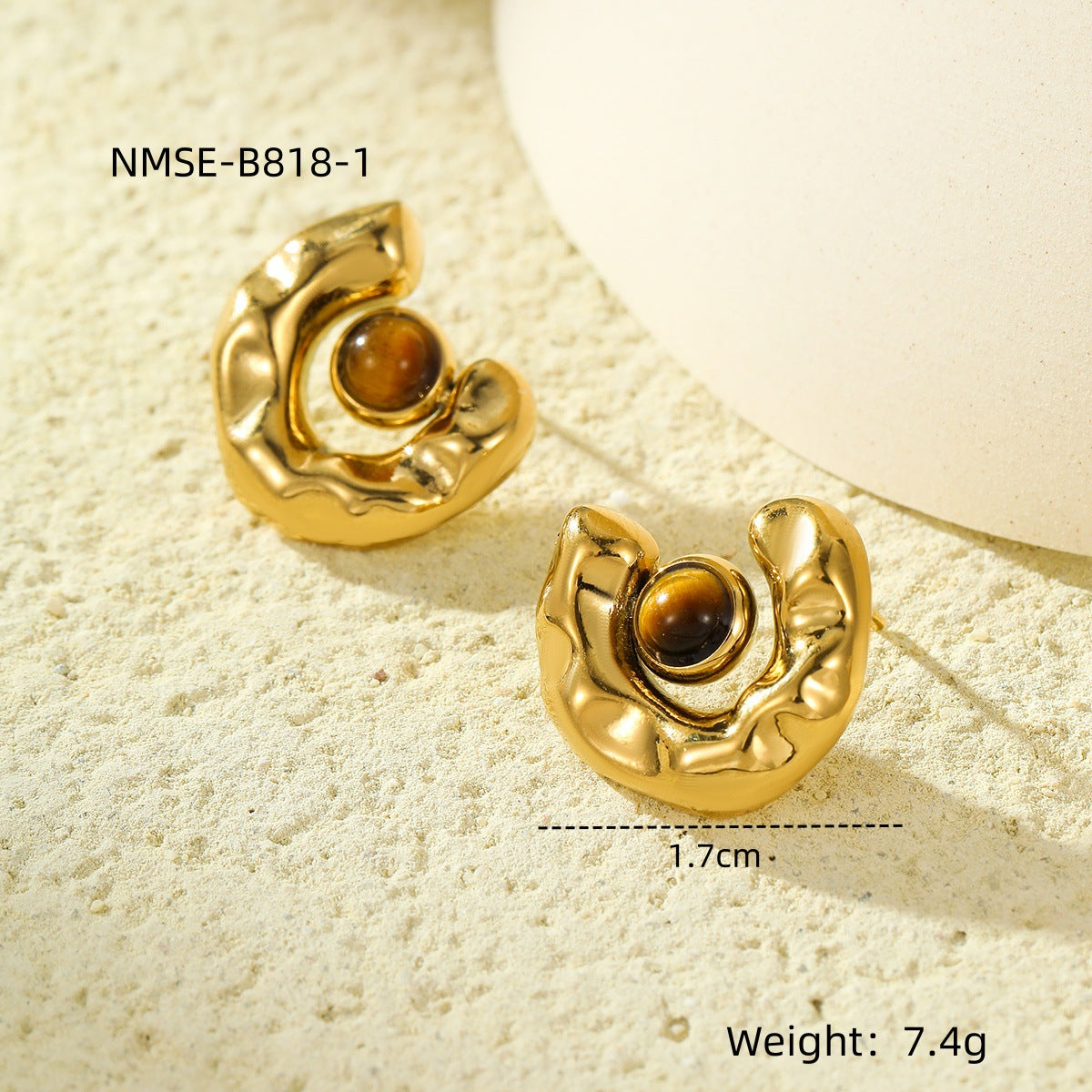 Pendientes de tuerca de acero de titanio en forma de C de estilo vintage con incrustaciones de piedra natural ojo de tigre y chapado en oro de 18 quilates