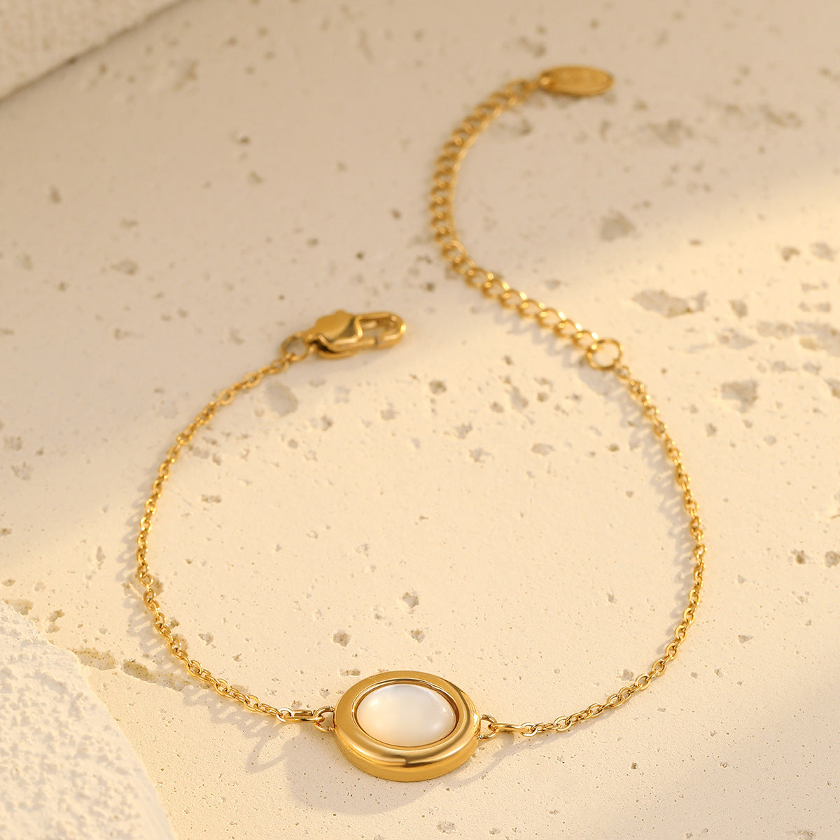 Set Collana e Bracciale in Acciaio Inox con Ciondolo Ovale Minimalista in Abalone Bianco e Finitura Elettroplaccata