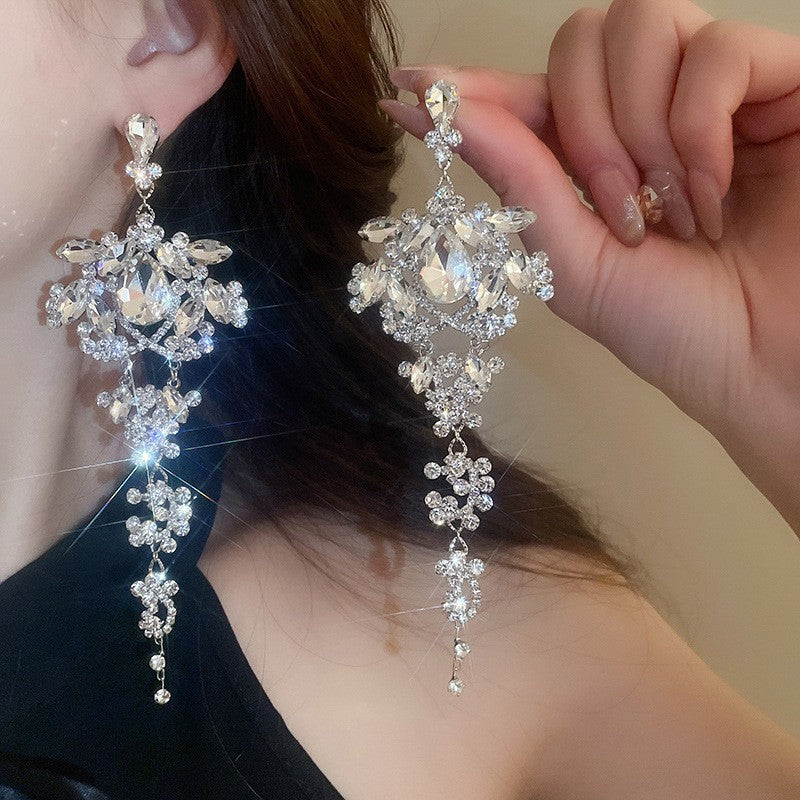 Orecchini pendenti con nappe geometriche minimaliste con intarsi di strass in rame placcato e perni in argento sterling 925 da donna