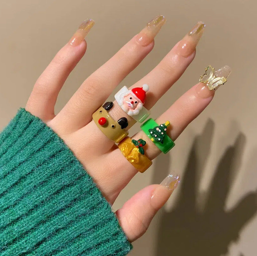 Simpatico anello in resina a tema natalizio per donna con forme di albero di Natale e renne, design geometrico smaltato