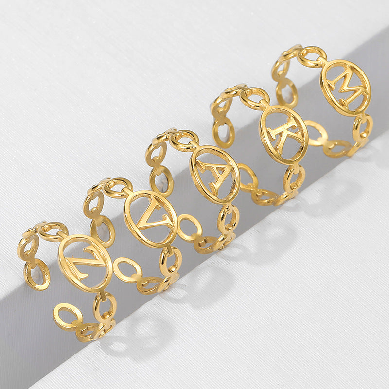 Anello regolabile aperto in acciaio inossidabile minimalista da donna con lettere alfabeto incise, finitura placcata ipoallergenica