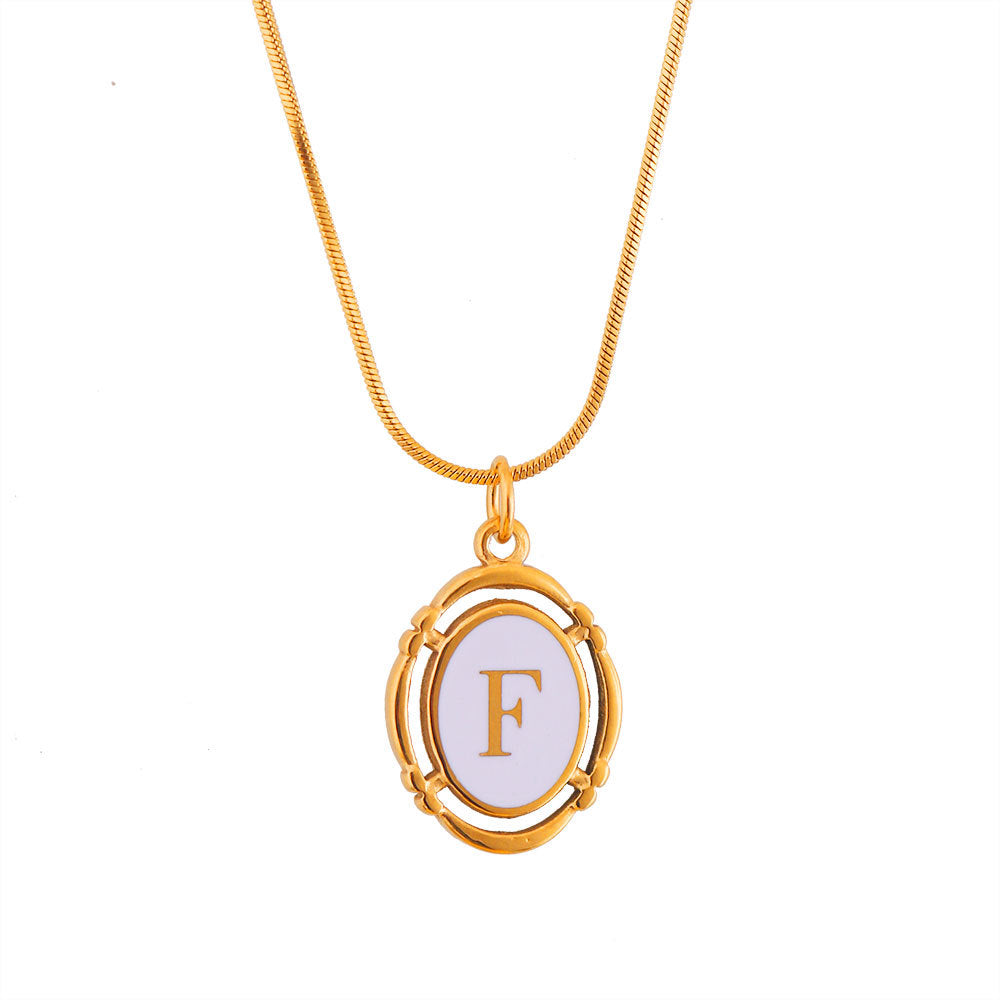 Collana con Pendente Ovale Minimalista a Forma di Lettera in Acciaio al Titanio Placcato Oro con Finitura Smaltata Unisex