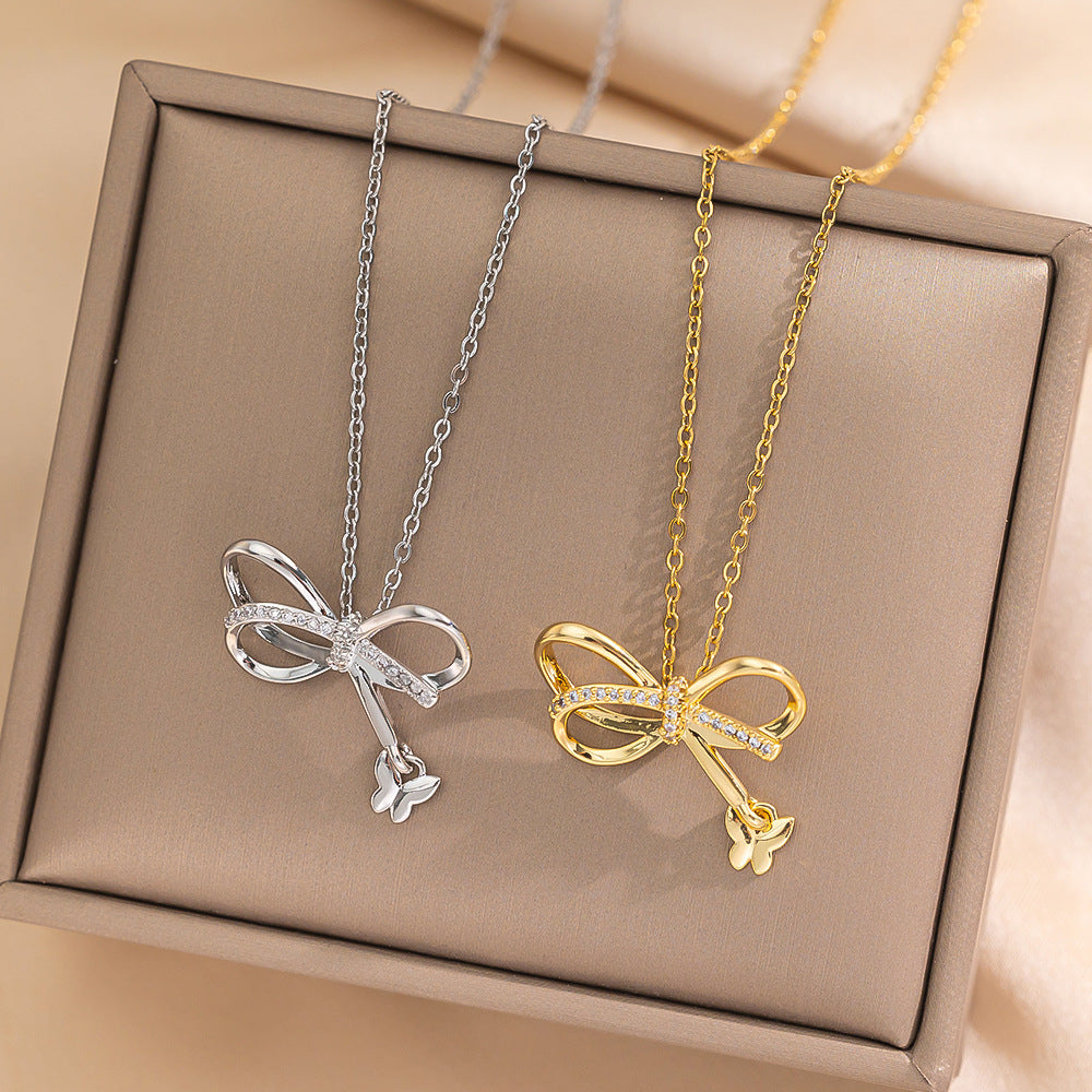 Collana Minimalista Irregolare con Fiocco e Perle Rotonde da Donna in Acciaio al Titanio con Catena a Serpente, Intarsi in Strass e Placcatura Sottovuoto