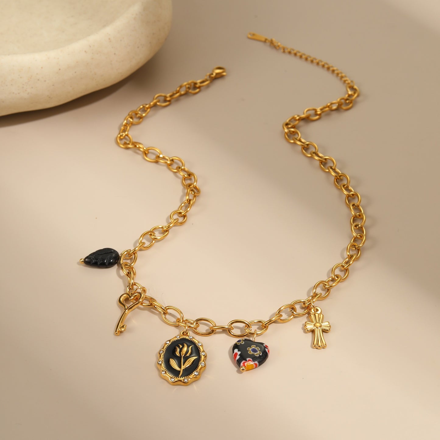 Fashionable Minimalist Black Enamel Floral Pendant Necklace in Stainless Steel for Women