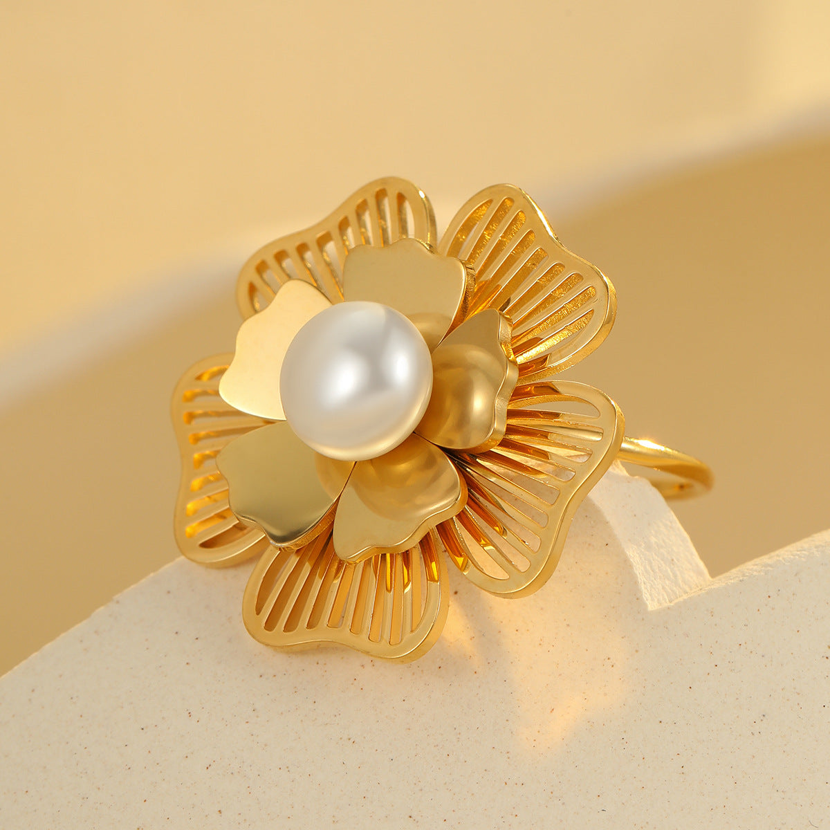 Anillo minimalista de acero inoxidable con flor de perlas calada y acabado chapado para mujer