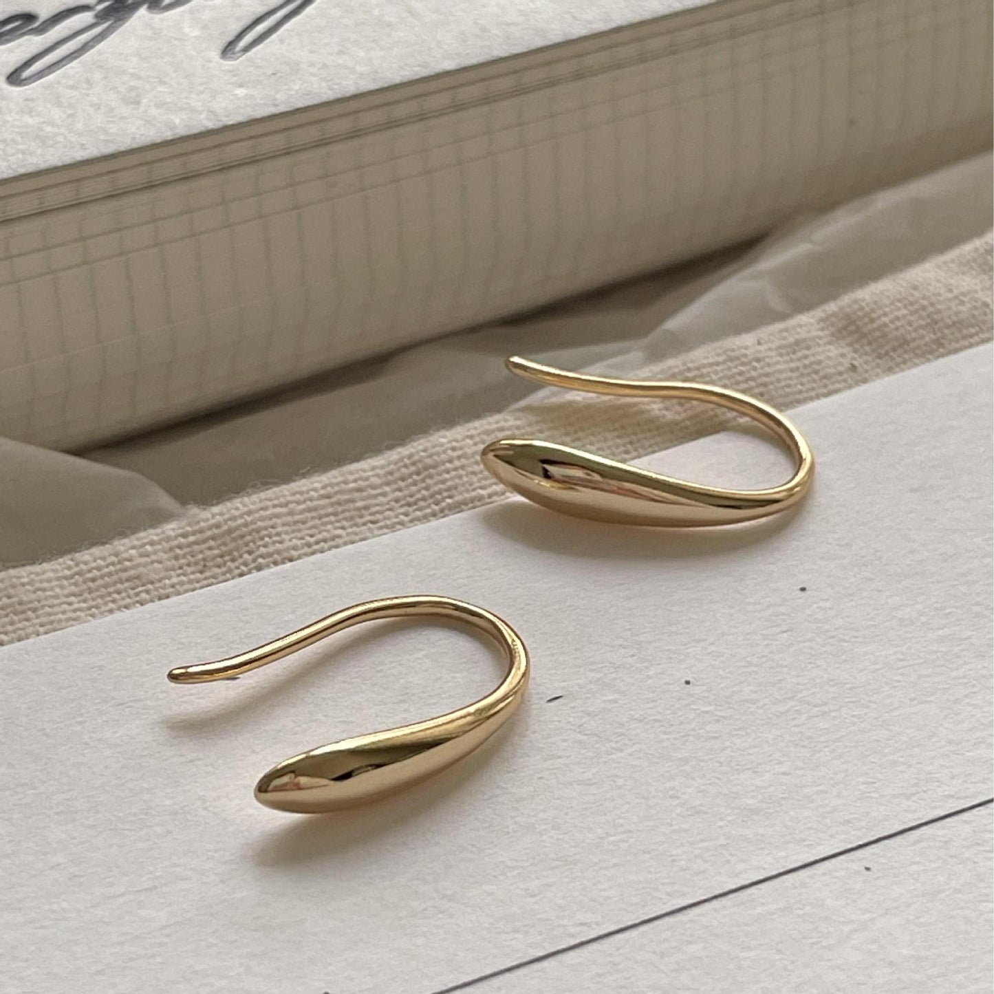 Aretes minimalistas con forma de lágrima de plata de ley 925 con motivos florales y de notas musicales