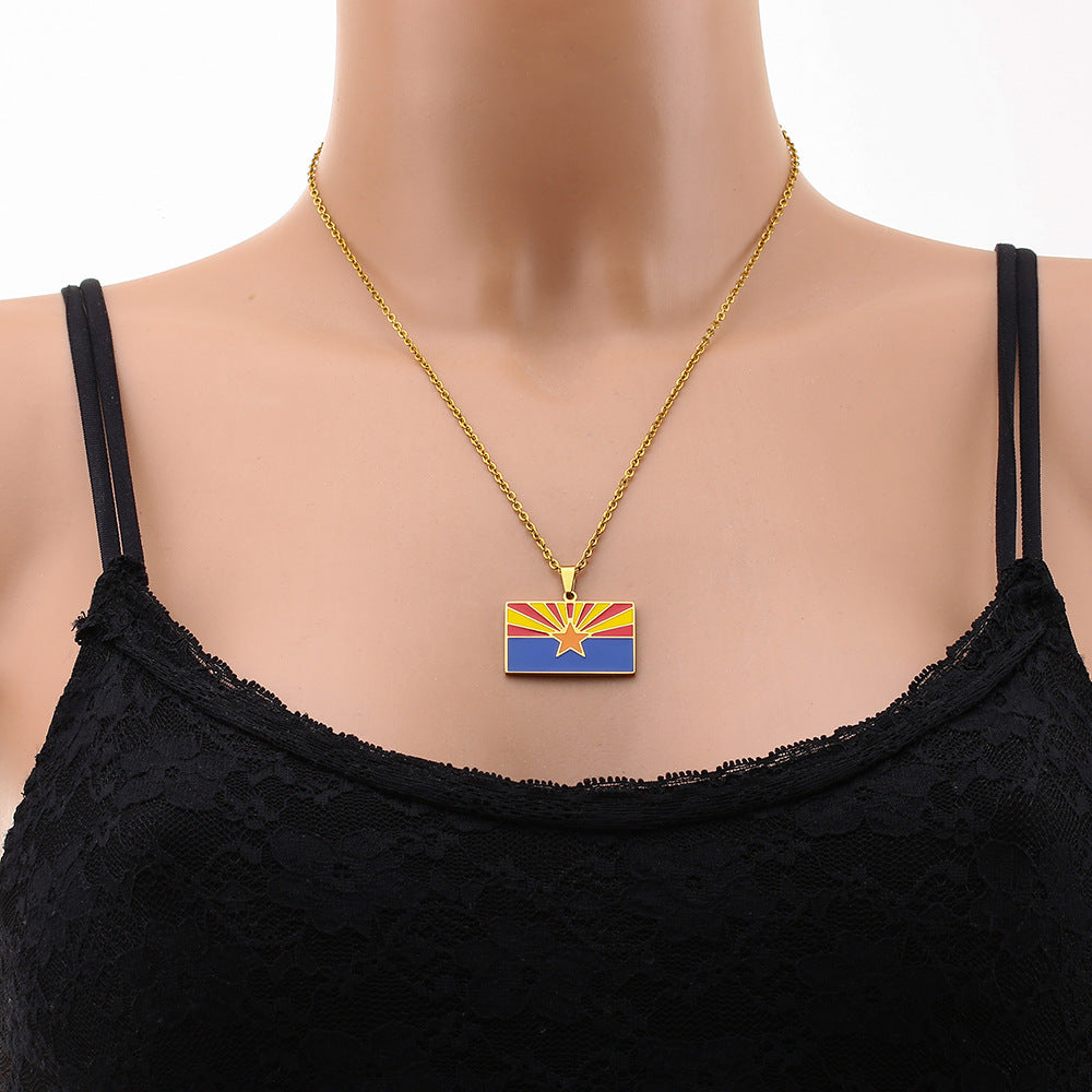 Collar con Colgante de Lujo Minimalista Geométrico de la Bandera del Estado de Arizona en Acero Inoxidable con Acabado Esmaltado para Unisex