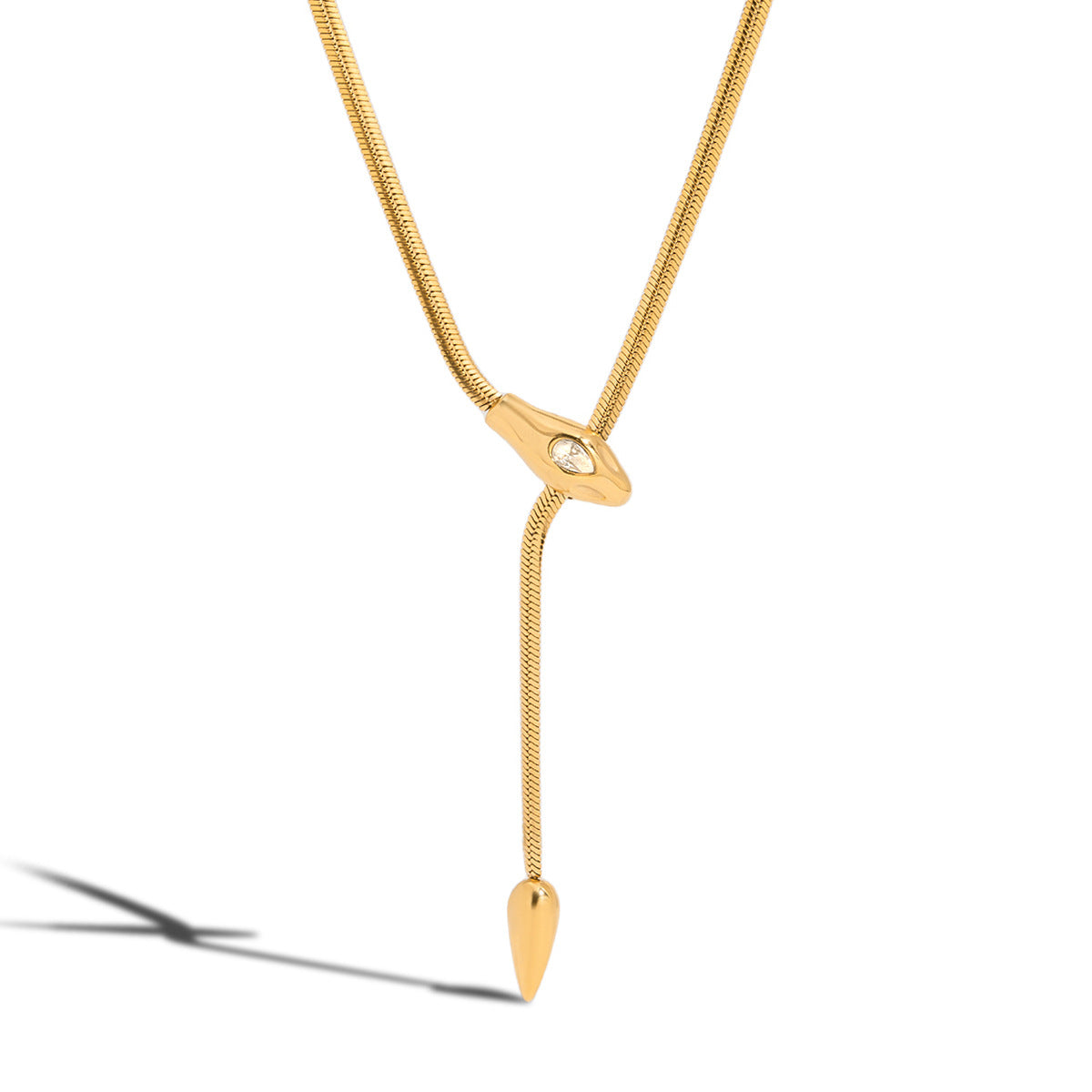 Collana con ciondolo a serpente geometrico in acciaio al titanio con intarsio di strass e finitura placcata per donna