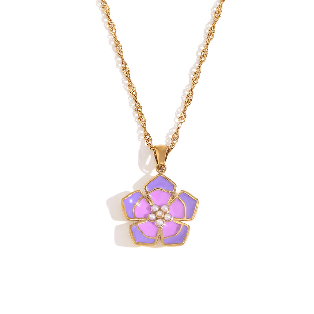 Collana da donna alla moda con ciondolo floreale e geometrico in acciaio inossidabile con placcatura in oro 18 carati e dettagli di petali smaltati