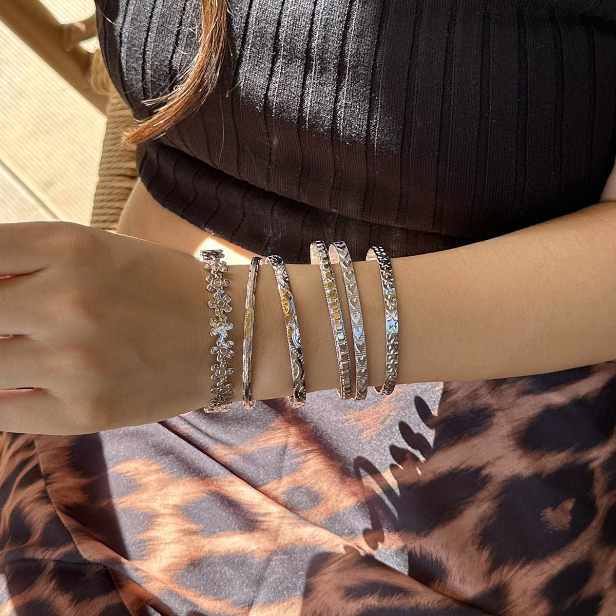 Elegante pulsera de metal grabada con diseño floral para mujer con acabado chapado, joyería apilable estilo urbano de Instagram