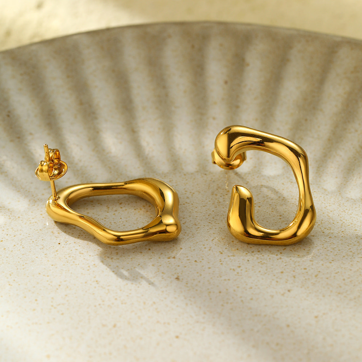 Pendientes Minimalistas Geométricos Irregulares en Forma de C de Acero Inoxidable con Baño de Oro de 18K para Mujer