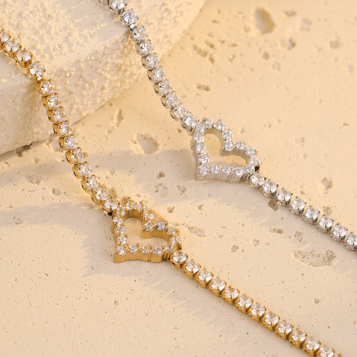 Pulsera minimalista de titanio en forma de corazón con incrustaciones de diamantes de imitación y baño de oro de 18 quilates para mujer