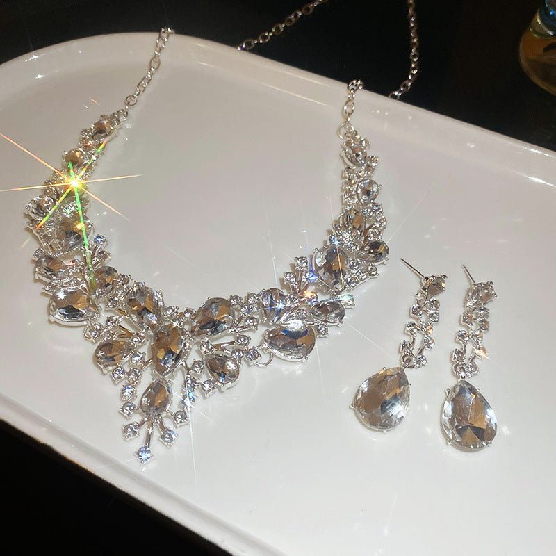 Set di collana e orecchini pendenti a goccia stile vintage in lega con strass intarsiati da donna
