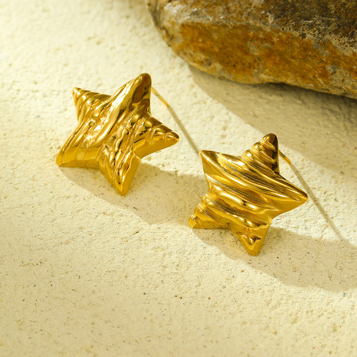 Pendientes de acero de titanio con forma de estrella minimalista, superficie texturizada arrugada y chapado en oro para mujer