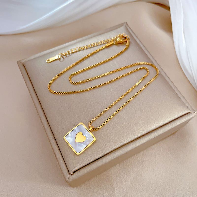 Collana con Pendente a Cuore Geometrico Minimalista in Madreperla in Acciaio al Titanio con Placcatura Oro da Donna