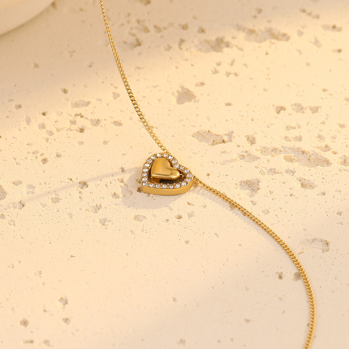 Collar con colgante minimalista de titanio en forma de corazón y circonitas incrustadas para mujer, cadena de acero inoxidable chapado a la altura de la clavícula