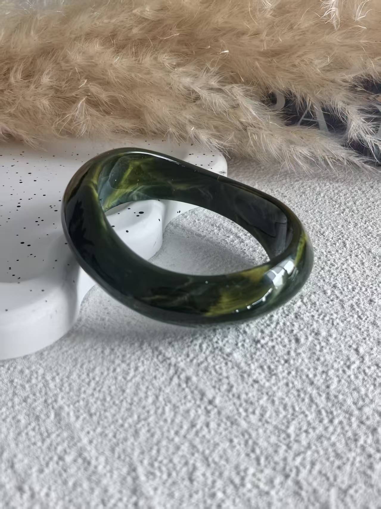Bracciale vintage in acrilico placcato con motivi geometrici