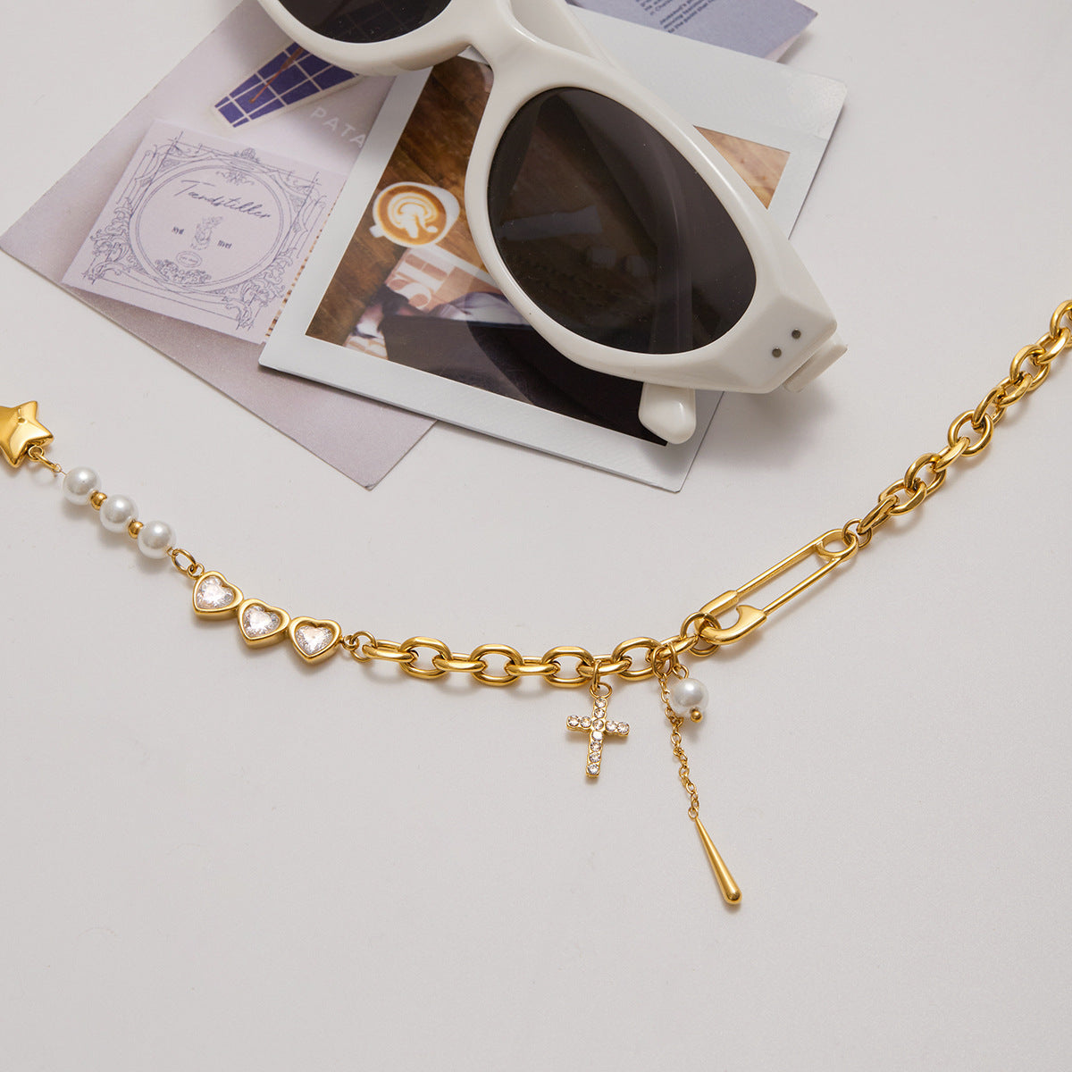 Collana con ciondolo geometrico a graffetta minimalista in acciaio inossidabile con finitura placcata per donna