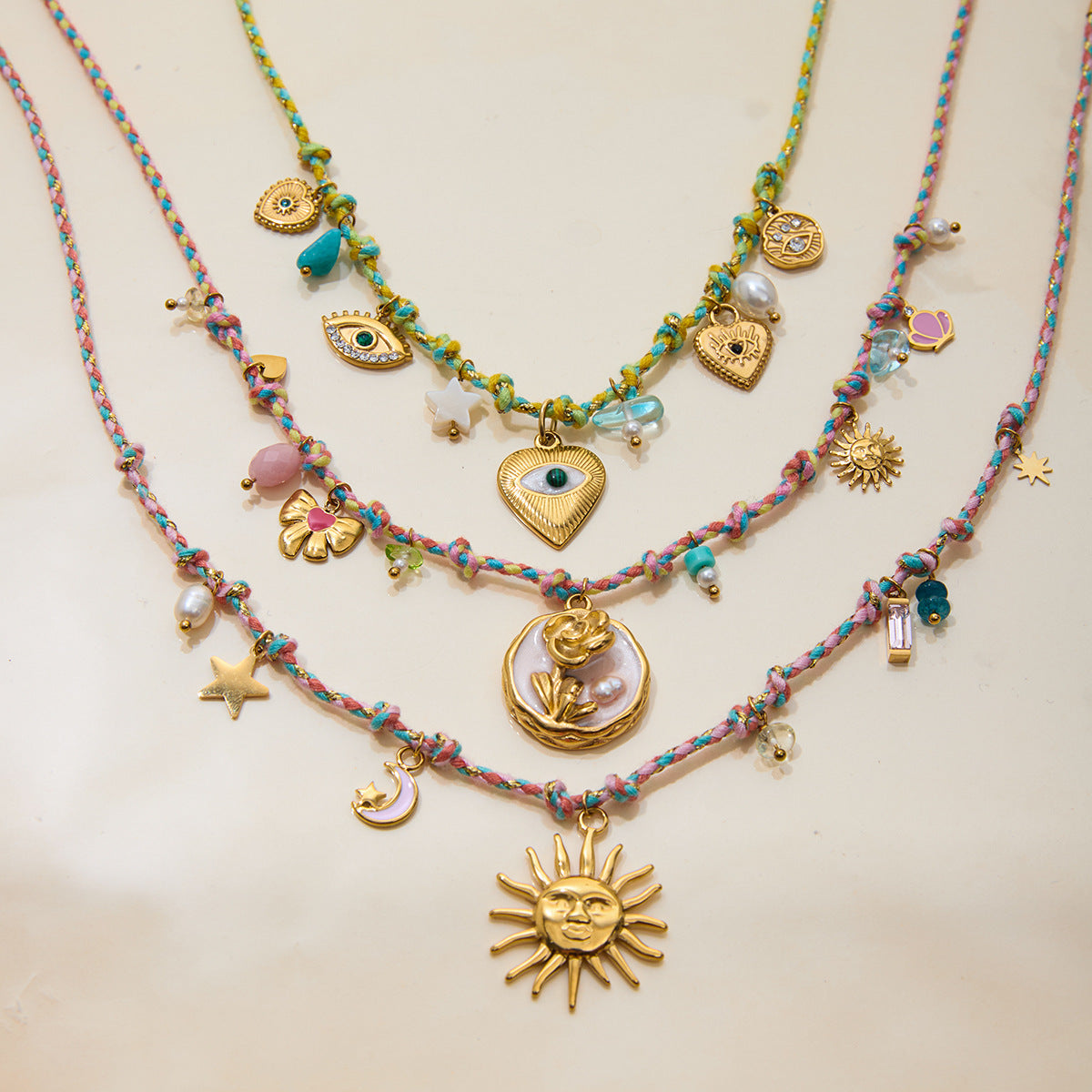 Collana pendente a forma di cuore minimalista in acciaio inossidabile con finitura placcata per donna, catena clavicola leggera