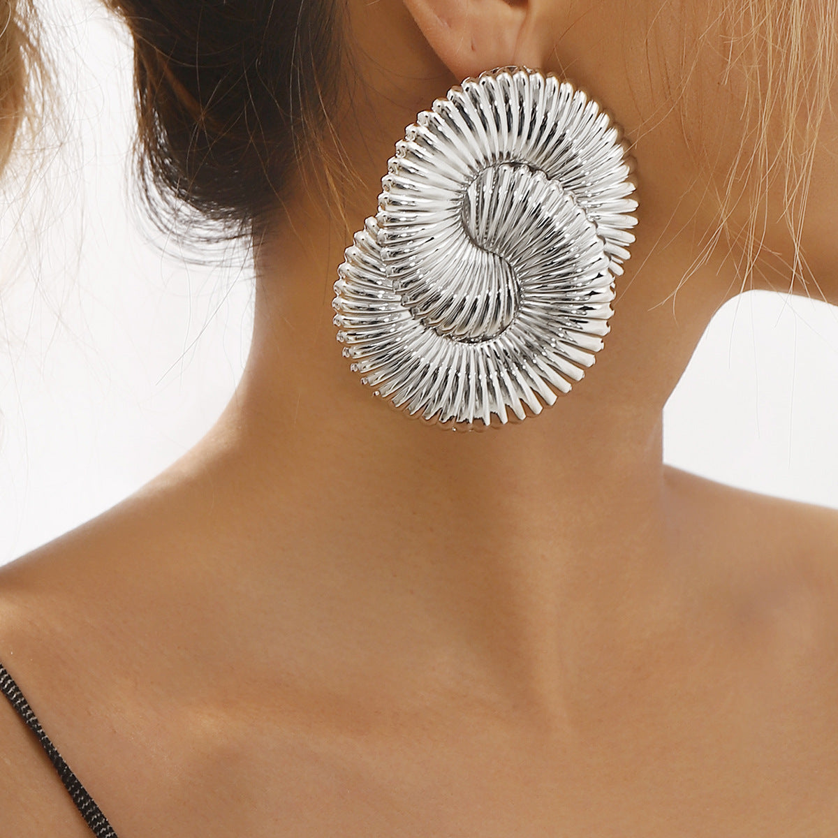 Orecchini a Cerchio Geometrici Grandi da Donna in Metallo con Textura Ondulata Intrecciata e Finitura Galvanica
