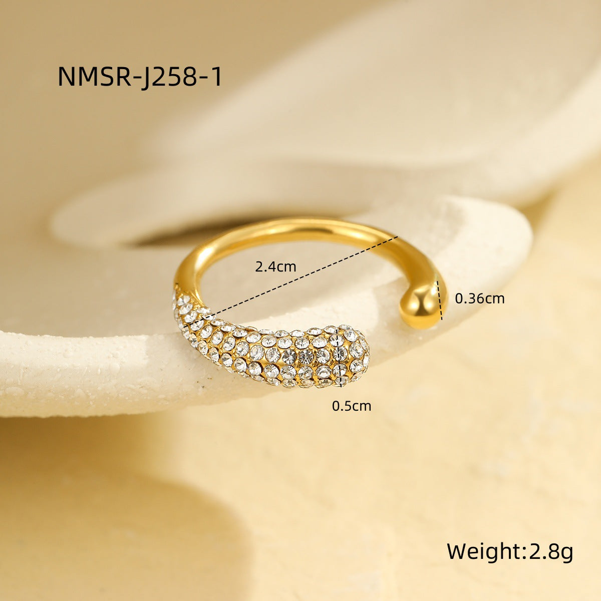 Elegante anillo de acero inoxidable de inspiración francesa con diseño geométrico, incrustaciones de pedrería blanca y banda abierta ajustable para mujer