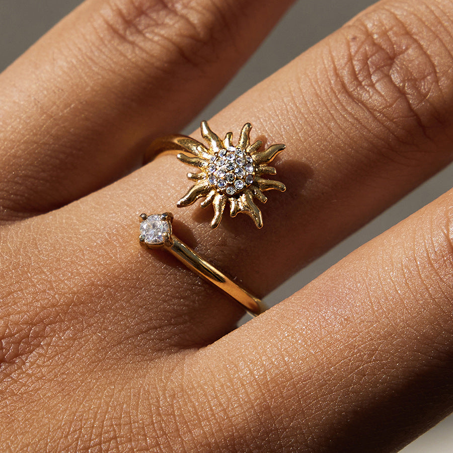 Anello da donna in acciaio al titanio placcato con motivo a sole geometrico e zirconi