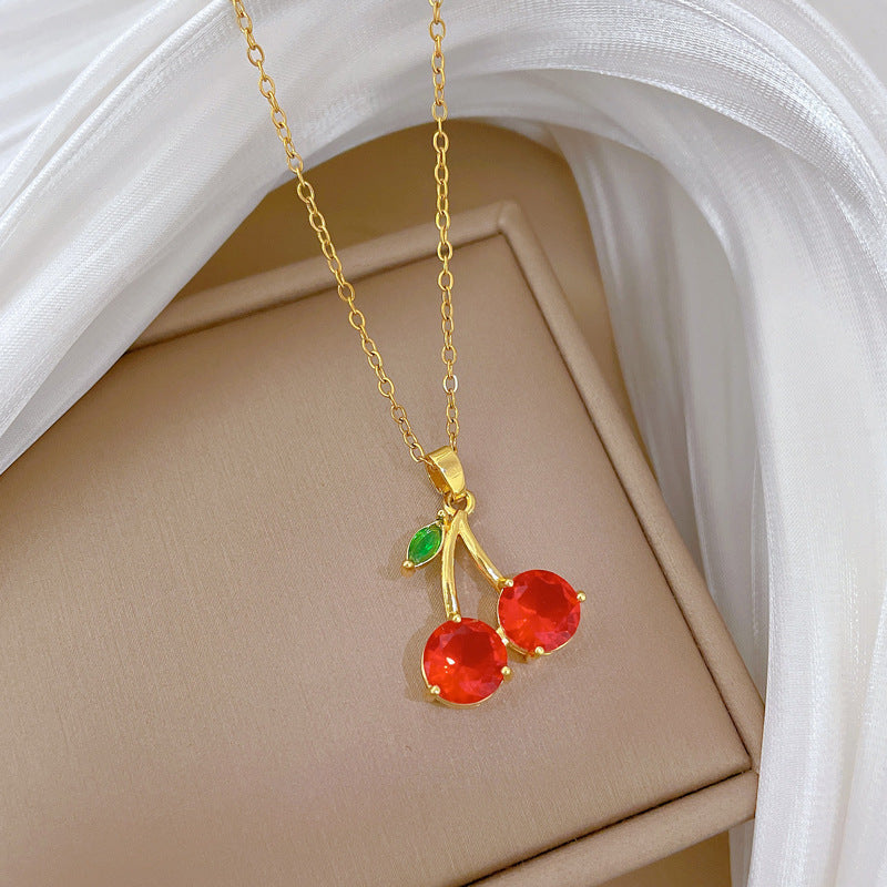 Collar colgante de cereza de dibujos animados para mujer, cadena de acero inoxidable con incrustaciones de diamantes de imitación y estilo fresco y dulce