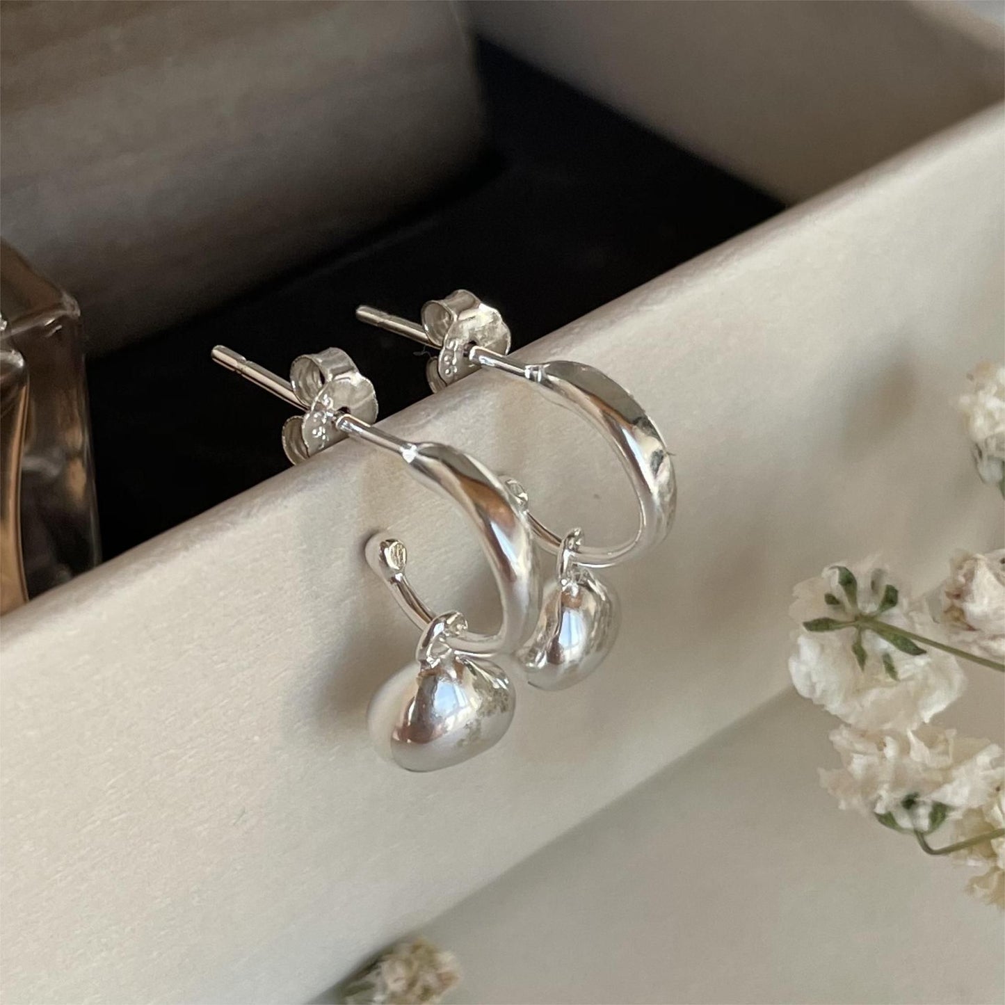 Orecchini a perno dolci e minimalisti in argento sterling 925 a forma di goccia con intarsio di perle