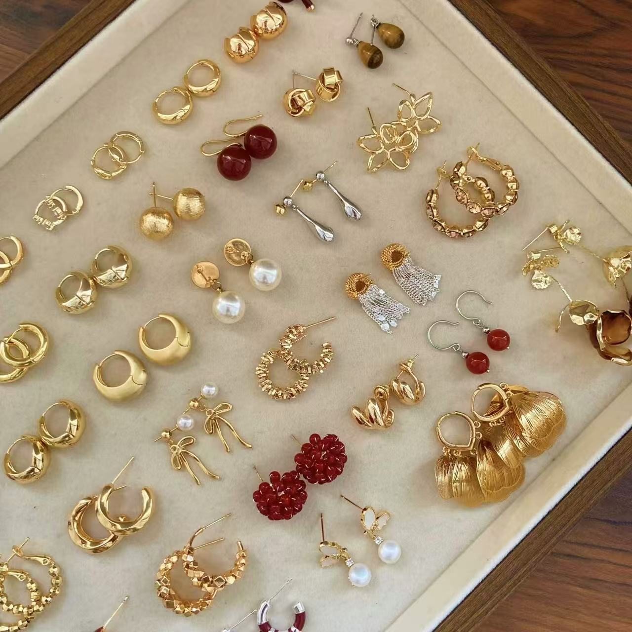Orecchini a perno geometrici minimalisti in metallo con finitura placcata da donna, gioielli per l'orecchio lussuosi, alla moda e versatili per tutti i giorni