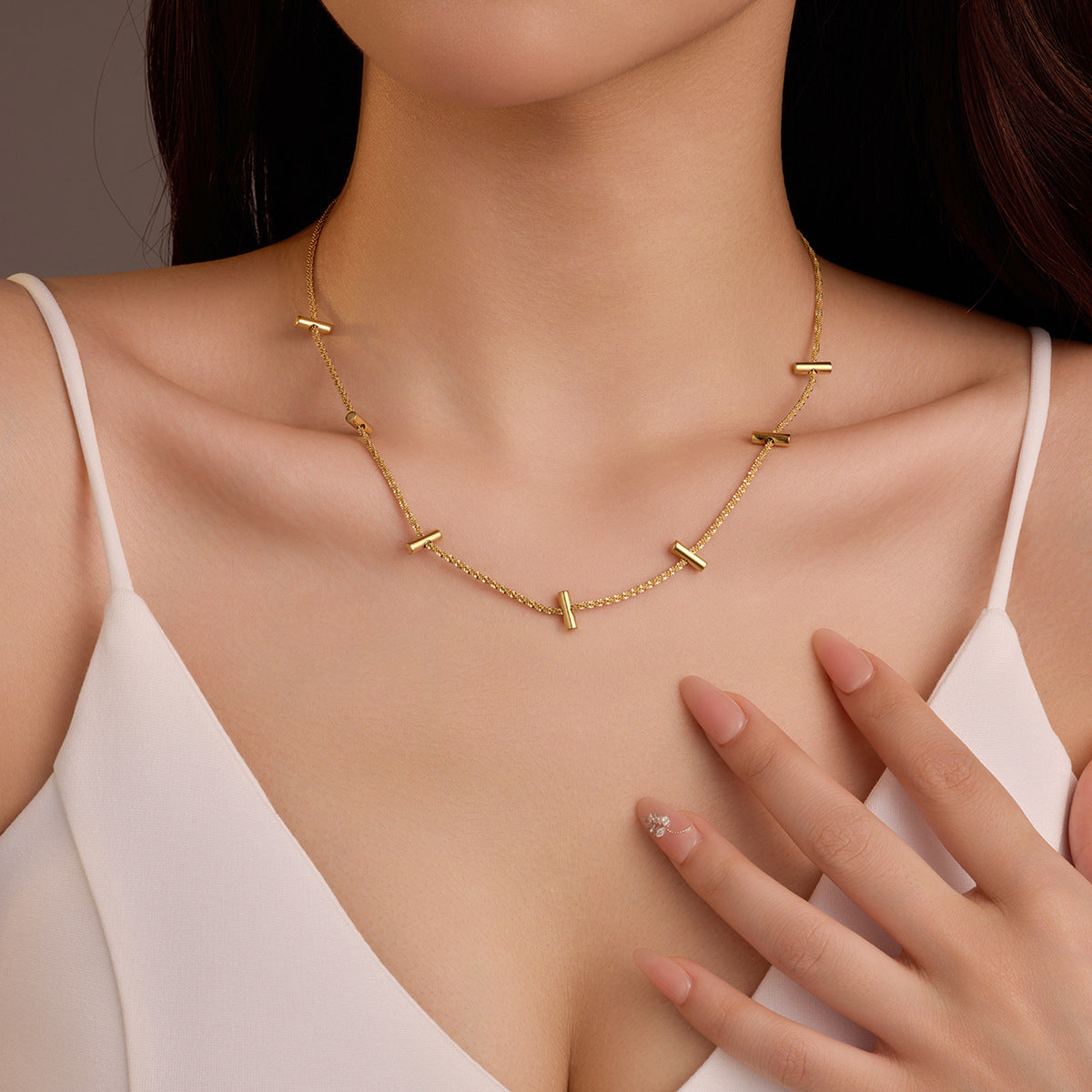 Collar Minimalista de Acero Titanio Bañado en Oro con Barra Delicada para Mujer con Estilo de Cadena de Clavícula