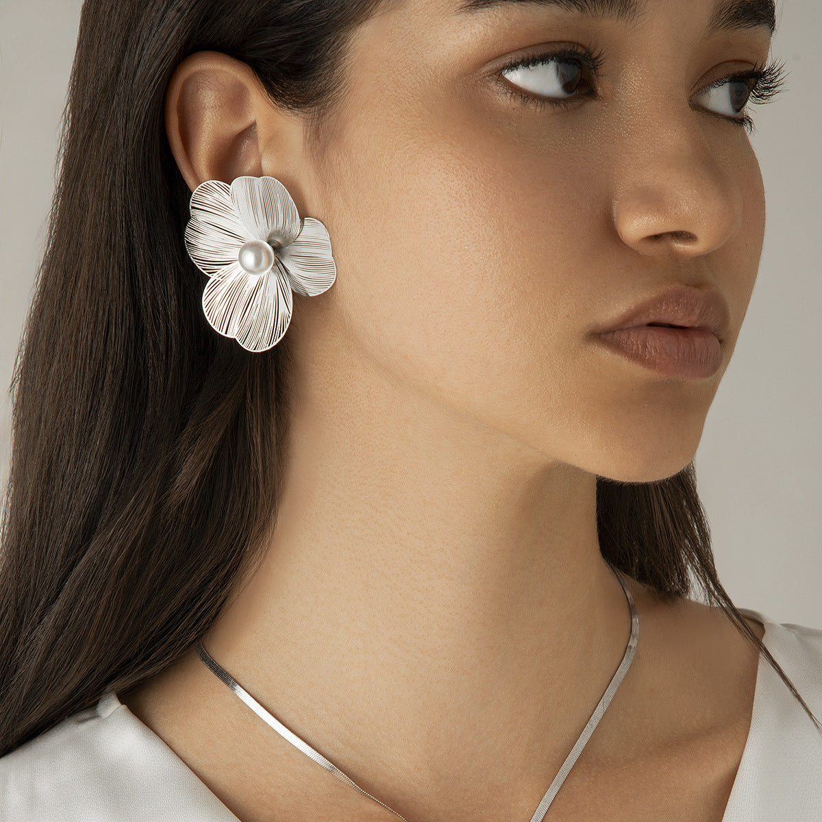 Pendientes de botón florales de hoja de ginkgo plateados, dulces y atrevidos, con detalles colgantes de perlas de imitación