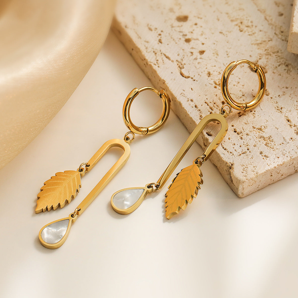 Orecchini da donna minimalisti in acciaio al titanio a forma di foglia irregolare con placcatura in oro autentico e intarsio di conchiglia