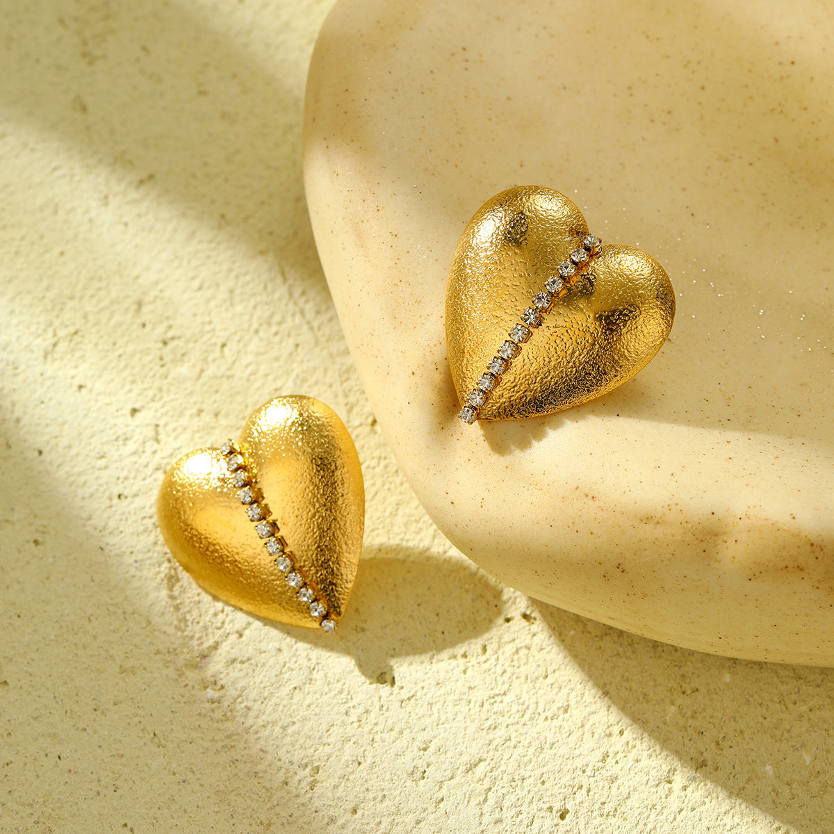 Pendientes de Acero Inoxidable con Forma de Corazón Estilo Vintage con Incrustaciones de Pedrería para Mujer, Pendientes de Tuerca de Titanio Chapados en Oro de 18K