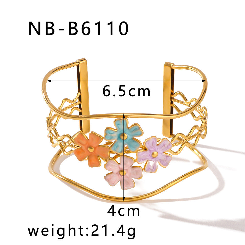 Bracciale regolabile in stile Ins con design floreale, placcato oro 18 carati in acciaio inossidabile e smalto colorato