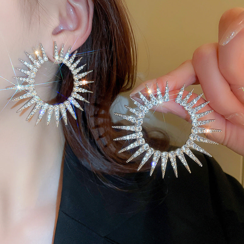 Orecchini a perno di lusso con lega geometrica irregolare e intarsio di strass, placcati argento, alla moda e versatili da donna