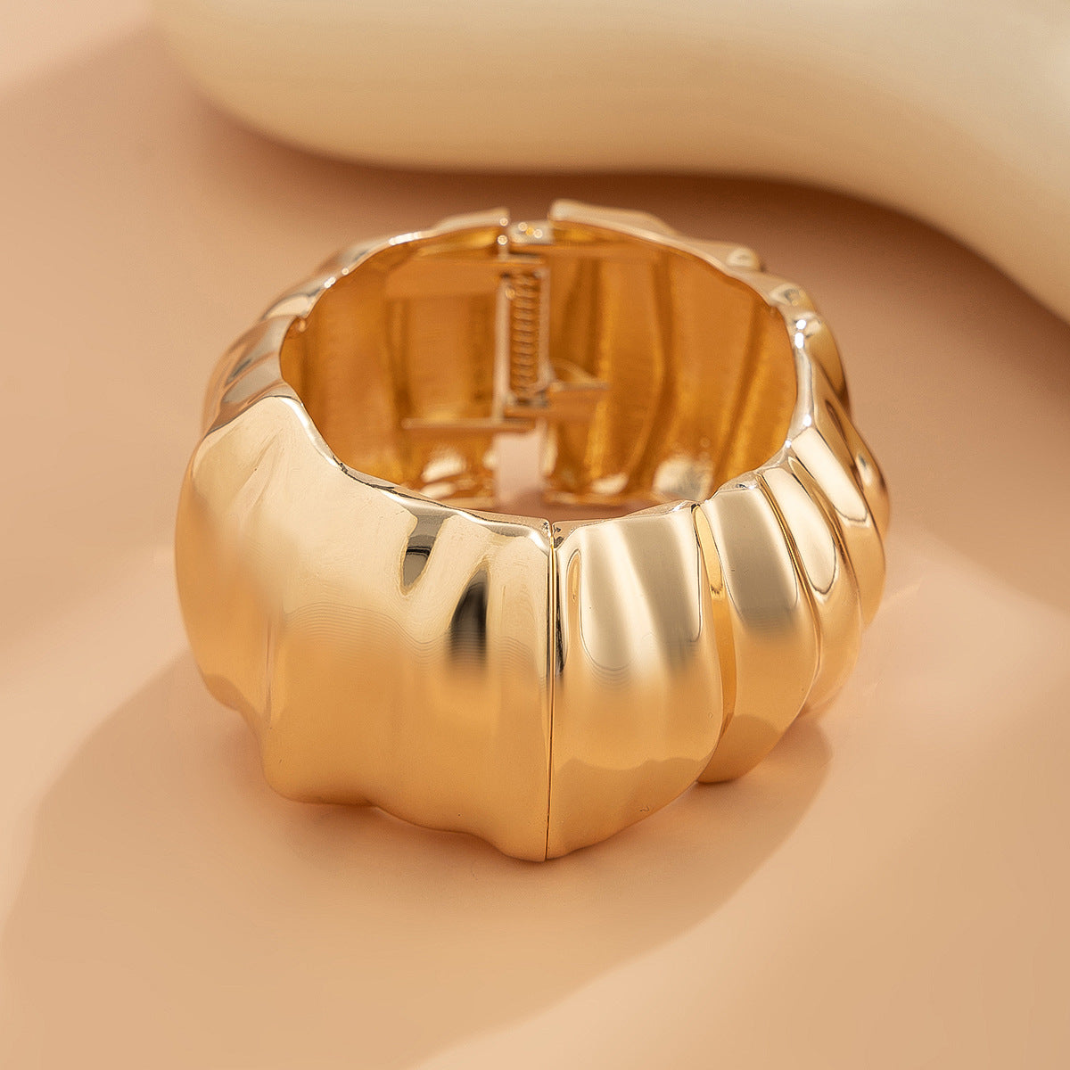 Vintage Irregular Pleated Pearl Zinc Alloy Plated Bracelet Set