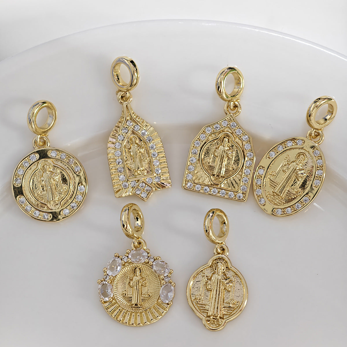 Ciondolo a Lettera Minimalista in Ottone Placcato Oro 18K con Barretta Charm con Zirconia Cubica Incastonata