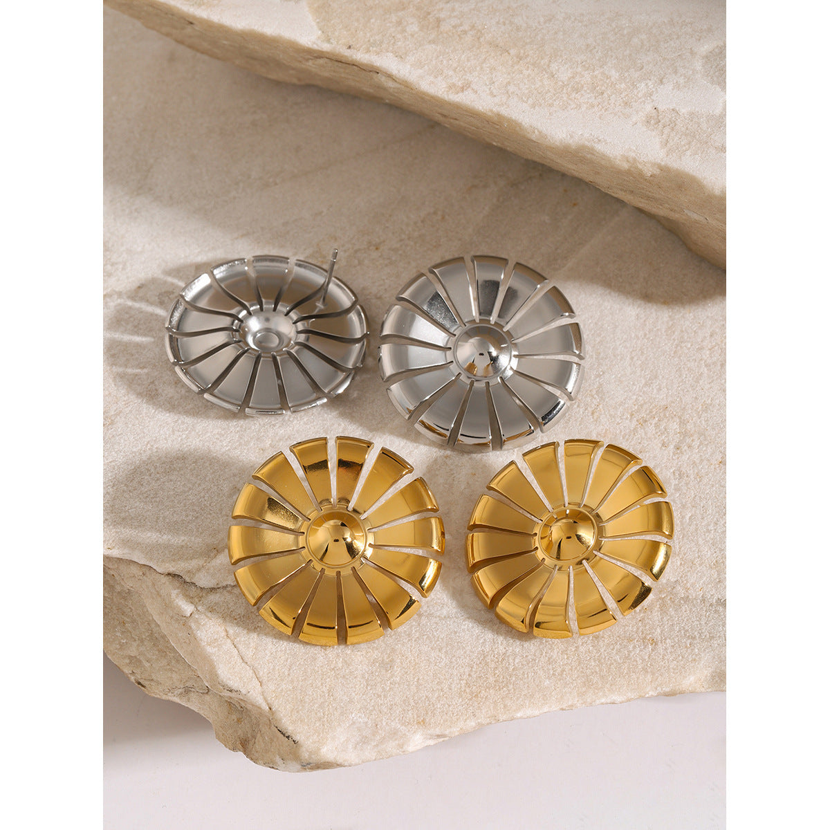 Orecchini da donna geometrici minimalisti a margherita rotondi in acciaio inossidabile placcato oro 18K