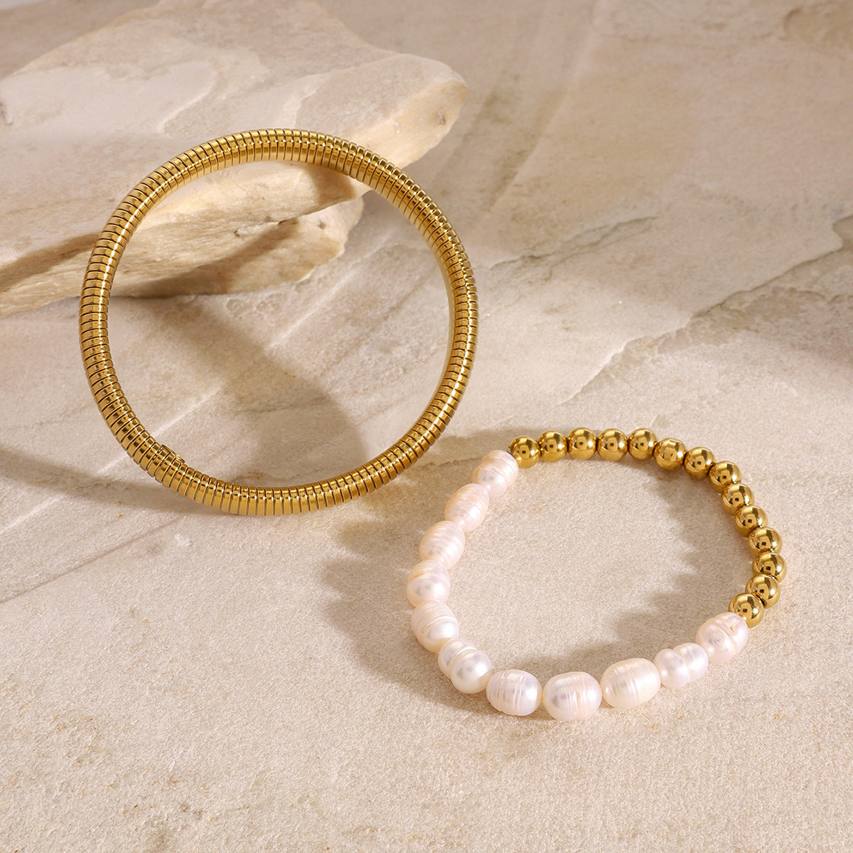Anillo geométrico de moda con patrón enchapado en oro de 18 quilates, pulsera de perlas de acero inoxidable con resorte para mujer